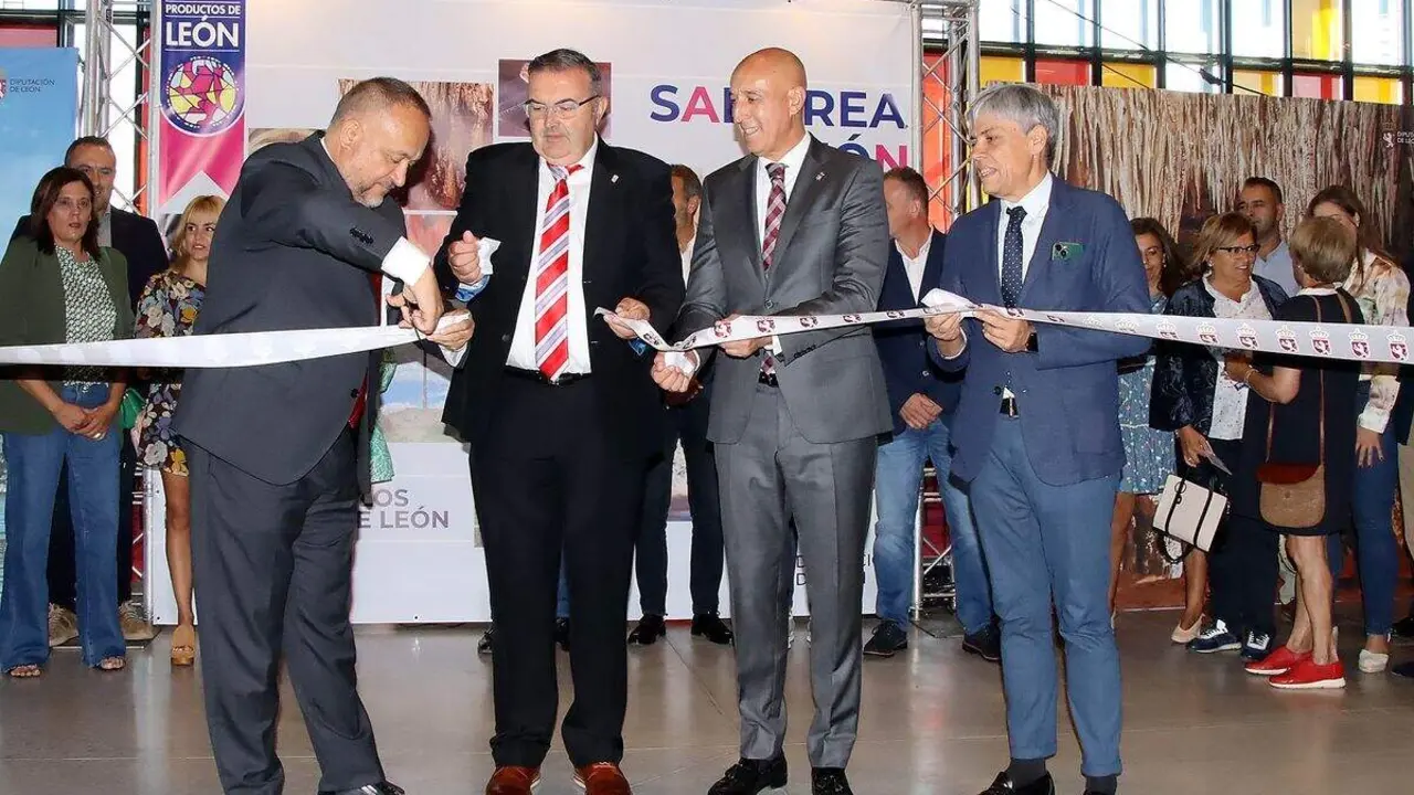 El presidente de la Diputación de León, Gerardo Álvarez Courel, el alcalde José Antonio Díez, el delegado territorial Eduardo Diego y el vicepresidente y responsable de los Productos de León, Roberto Aller, inauguran de forma oficial la Feria de los Productos de León de 2023. Foto: Campillo