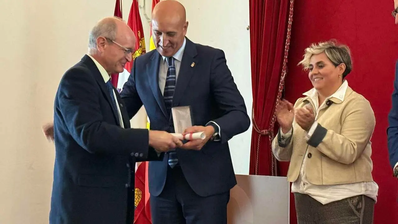 El Salón del Pendón de la Real Colegiata de San Isidoro de León acogió este miércoles el acto institucional de celebración de la festividad de Nuestra Señora de la Merced, patrona de las Instituciones Penitenciarias, organizado por el Centro Penitenciario de Mansilla de las Mulas, y en el que se resaltó el trabajo penitenciario y los avances en reinserción.