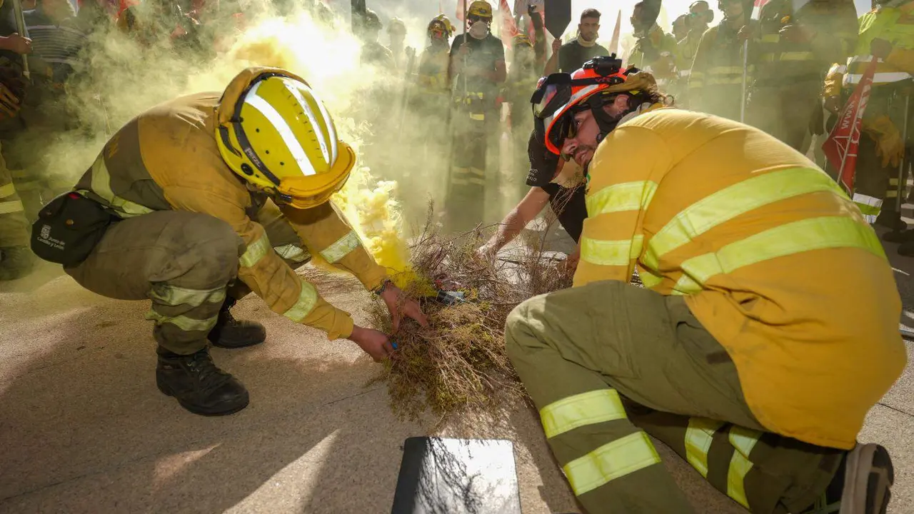 Manifestación a las puertas de Las Cortes para exigir la equiparación laboral de los bomberos forestales y la profesionalización del colectivo. Foto: R. Valtero