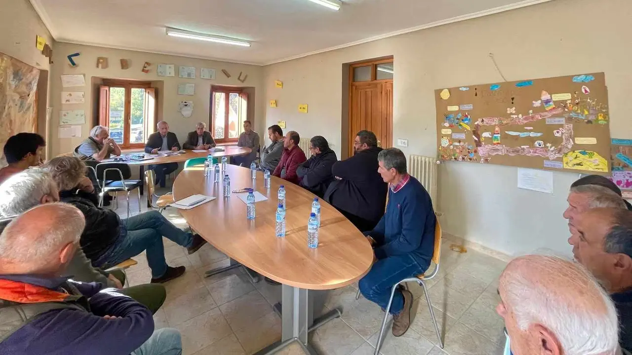 Un instante de la reunión mantenido con representantes de la zona de Riaño.