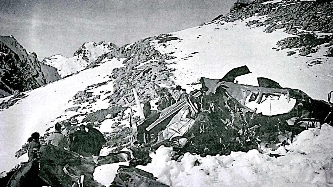 Imagen del accidente de un Heinkel 111 B2 25-42 del ejército alemán en la ladera de Pico Cerroso, en Ocejo de la Peña. Foto: Archivo Fernández Castañón