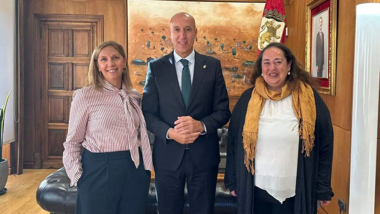 El alcalde de León, José Antonio Diez, junto a Maite López Blanch y Marta Muñiz Rueda, autoras de ‘Un León para Gaudí’. Foto: Ayto. León