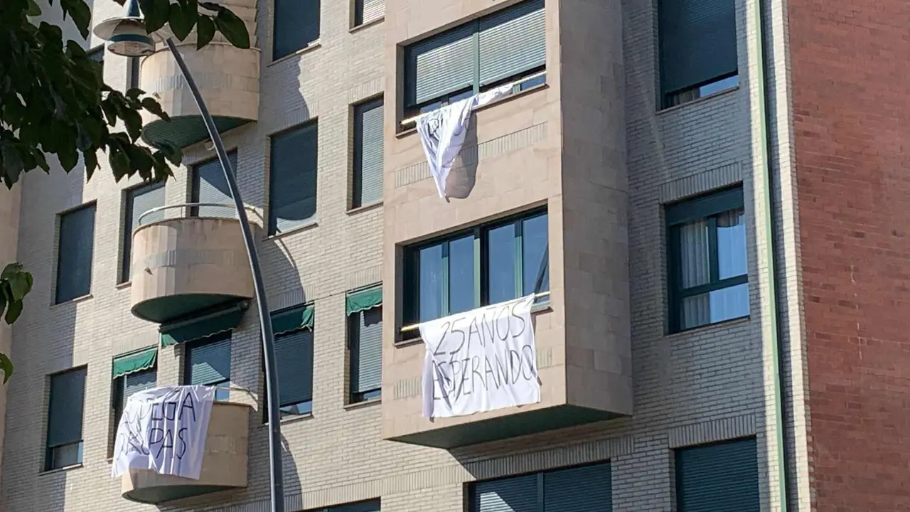 Han pasado ya 25 años desde que la empresa Bodegas Armando cerró sus puertas en las instalaciones ubicadas en el Paseo de Salamanca y los vecinos han decidido llevar la protesta a sus ventanas ante el mal estado y suciedad del inmueble vecino. Fotos: A.F. Reca