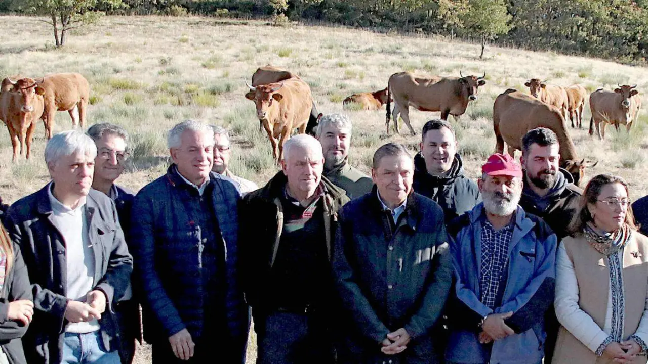El Gobierno de España pretende abonar antes de finales de año las ayudas destinadas a los agricultores y ganaderos que se han visto afectados por los incendios de este verano, según desveló hoy el ministro de Agricultura, Pesca y Alimentación, Luis Planas, en una visita a una de las explotaciones afectadas en la localidad de Tremor de Arriba, en el municipio de Igüeña. Fotos: Peio García
