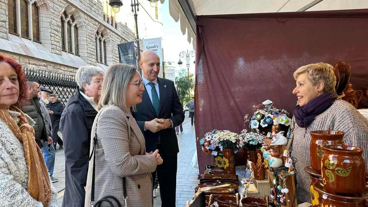 El alcalde de León, durante su recorrido por los puestos.