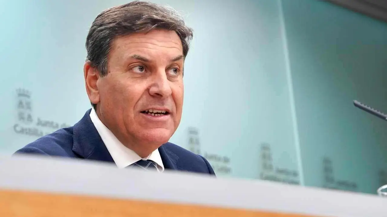 El portavoz de la Junta y consejero de Economía y Hacienda, Carlos Fernández Carriedo, comparece en rueda de prensa posterior al Consejo de Gobierno de la Junta.