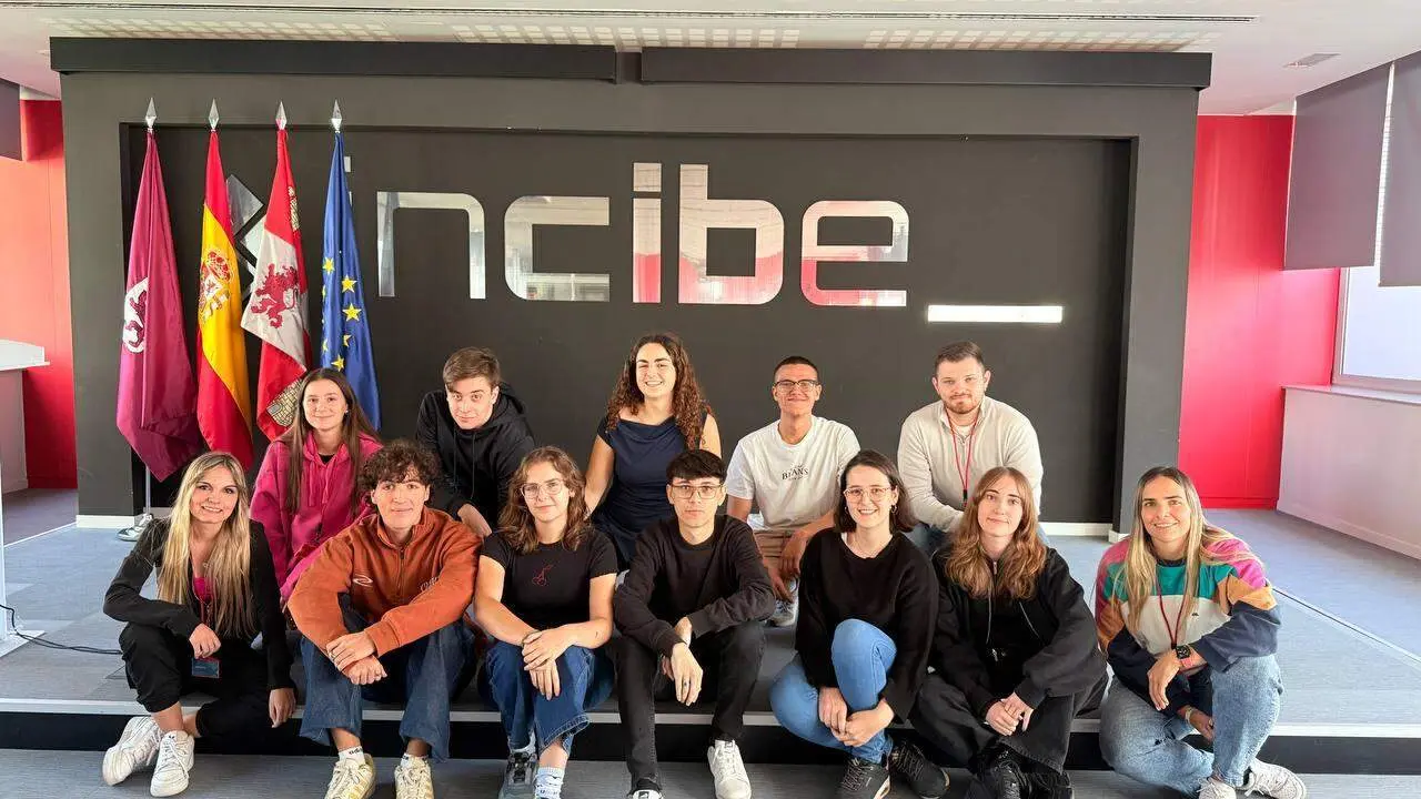 La selección española de Ciberseguridad que competirá en Polonia está formada por Miguel García Román (Universidad de Granada), Pablo López Martínez (Universidad de Murcia), David Ramírez Acero (UNED), Pablo Moya López (Universidad de Castilla-La Mancha), Manuel Vicente Bolaños Quesada (Universidad de Granada), Ainoa Capellas Palenzuela (Universidad Autónoma de Barcelona), Carmen Salvado Vicente (Universidad de Santiago de Compostela), Alexandra Guerrero Caelles (Universidad de Lleida), Judit López Jiménez (Universidad Autónoma de Barcelona) y Belinda Hazel Cáceres Barrera (Universidad de La Laguna).