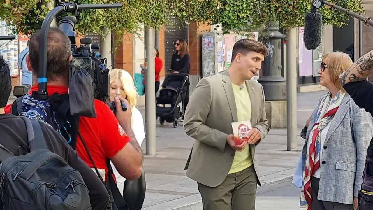 Un equipo de la productora Mandarina ha grabando este jueves en las calles de León capital el programa concurso 'Lo sabe, no lo sabe', con el popular presentador Xuso Jones entrevistando a leonesas y leonesas en la céntrica avenida de Ordoño II. Fotos: M.A. García