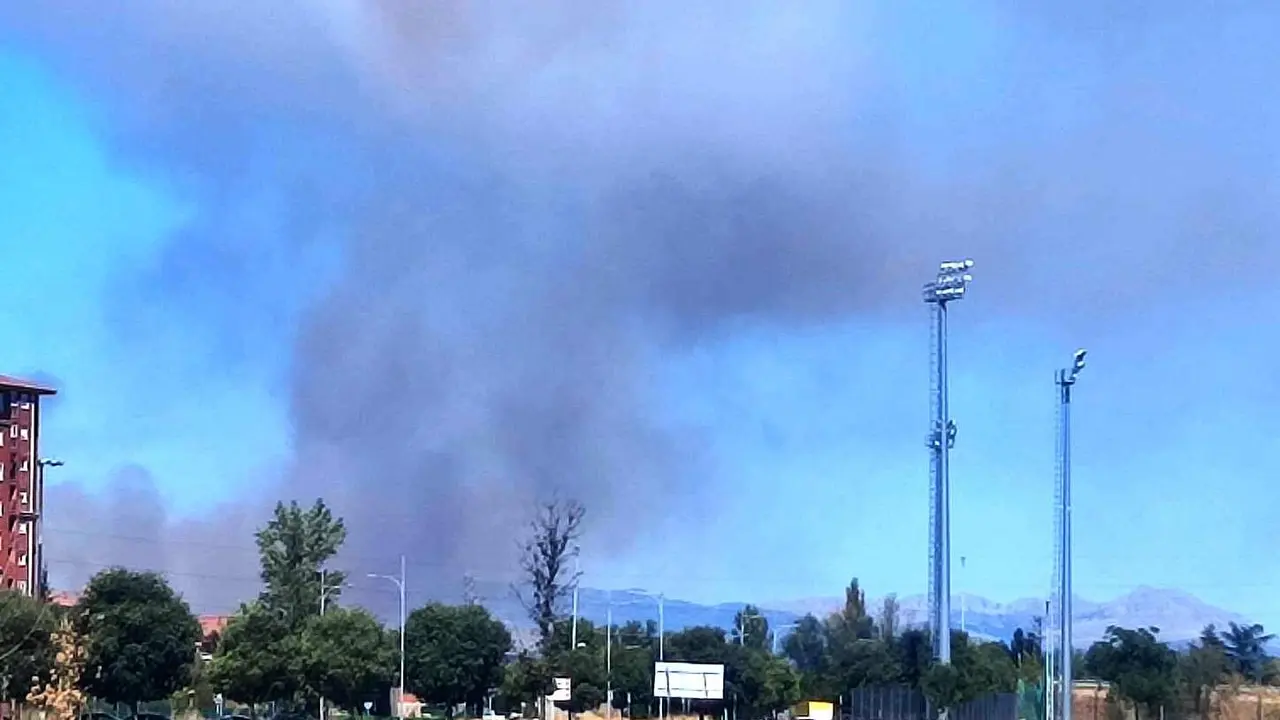 Imagen de la nube de humo provocada por el incendio en Villasinta.