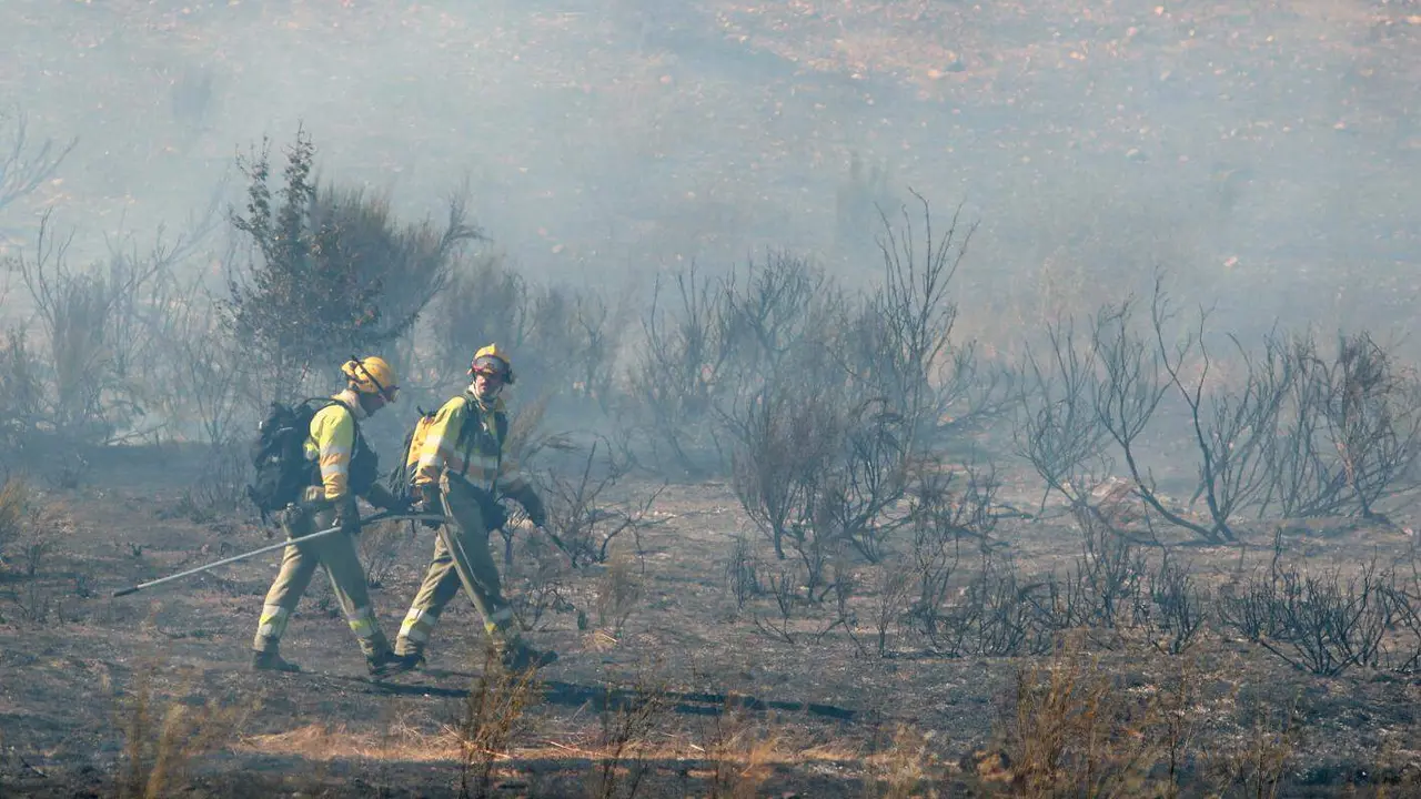 Una veintena de medios trabajan para intentar sofocar el incendio declarado en las cercanías de Villasinta de Torío, en el municipio de Villaquilambre, que ha alcanzado el nivel 2. Fotos: Peio García