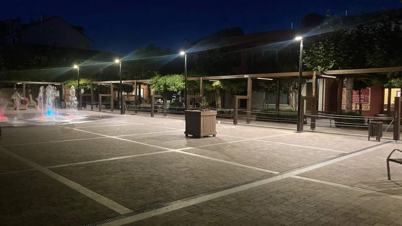 La plaza de la Madera de Santa María del Páramo estrena iluminación.