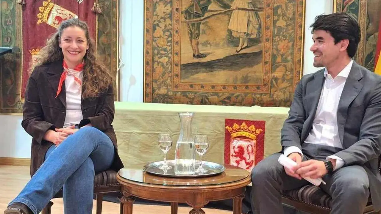 La Casa de León en Madrid inauguró este jueves 'Encuentros con los representantes políticos de León en el Congreso'.  Un espacio conducido por su presidente, Diego San Martín, que pretende acercar a los socios de la Casa los representantes institucionales. Un espacio abierto al diálogo y a la crítica. La popular Ester Muñoz, primera invitada. Fotos: Heraldo de León | Casa de León