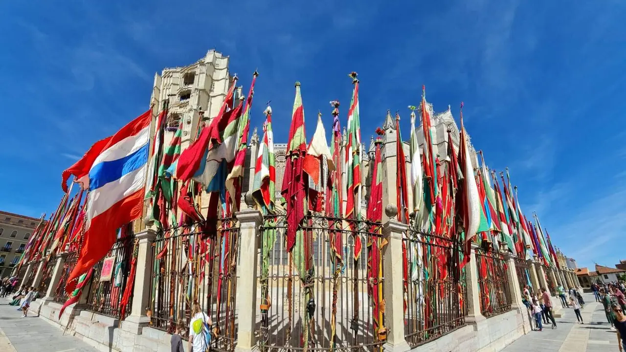 Pendones leoneses 'atados' a la Catedral de León.