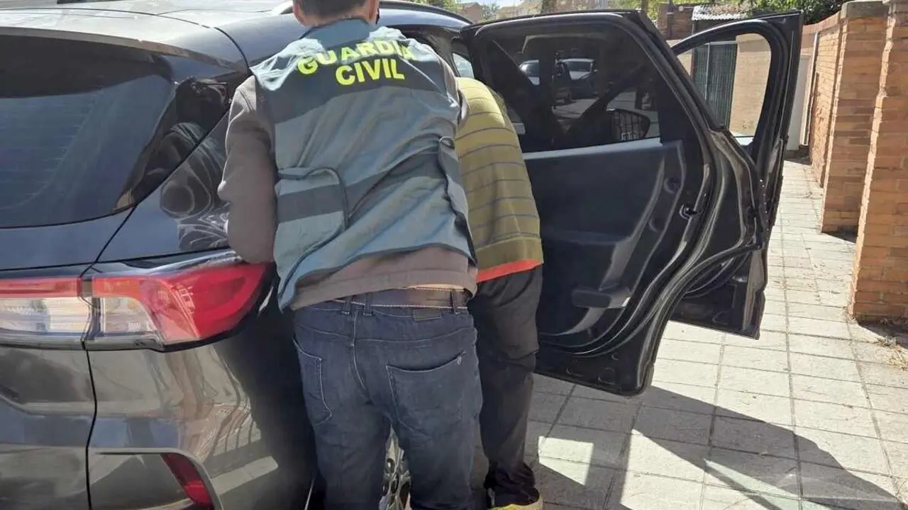 La Guardia Civil acompaña a uno de los detenidos.