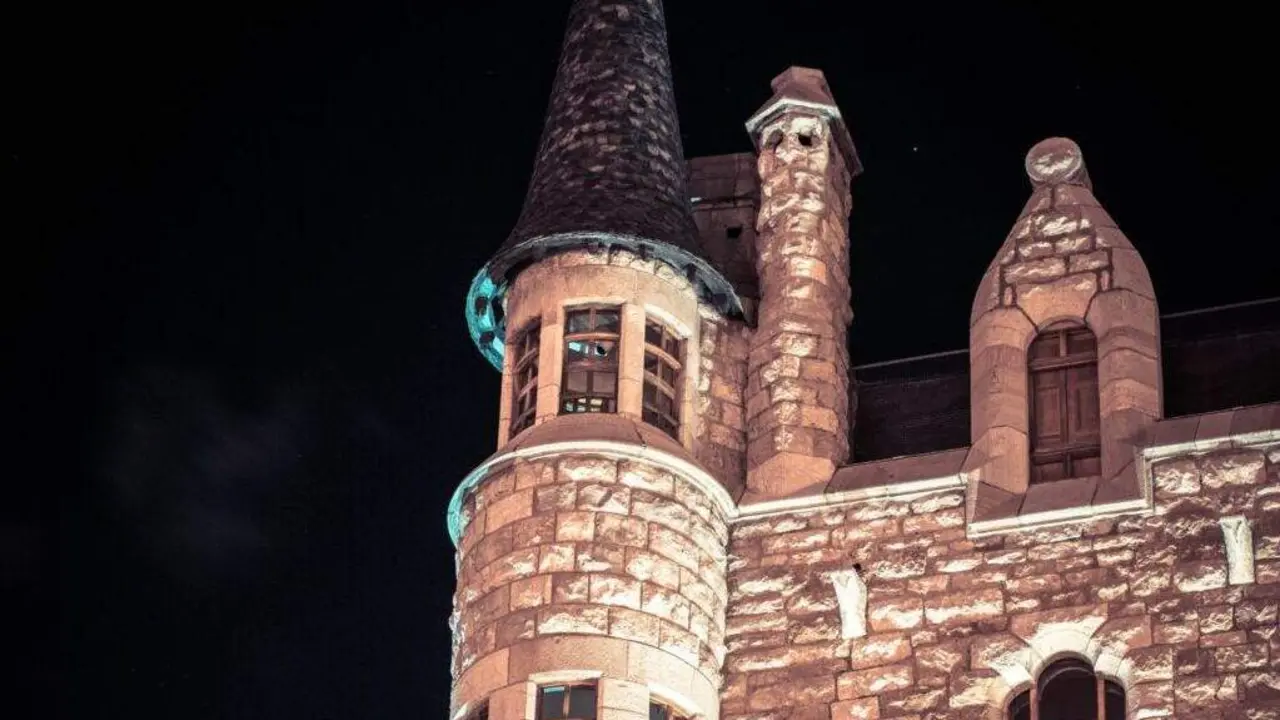 Imagen nocturna de la Casa Botines de León.