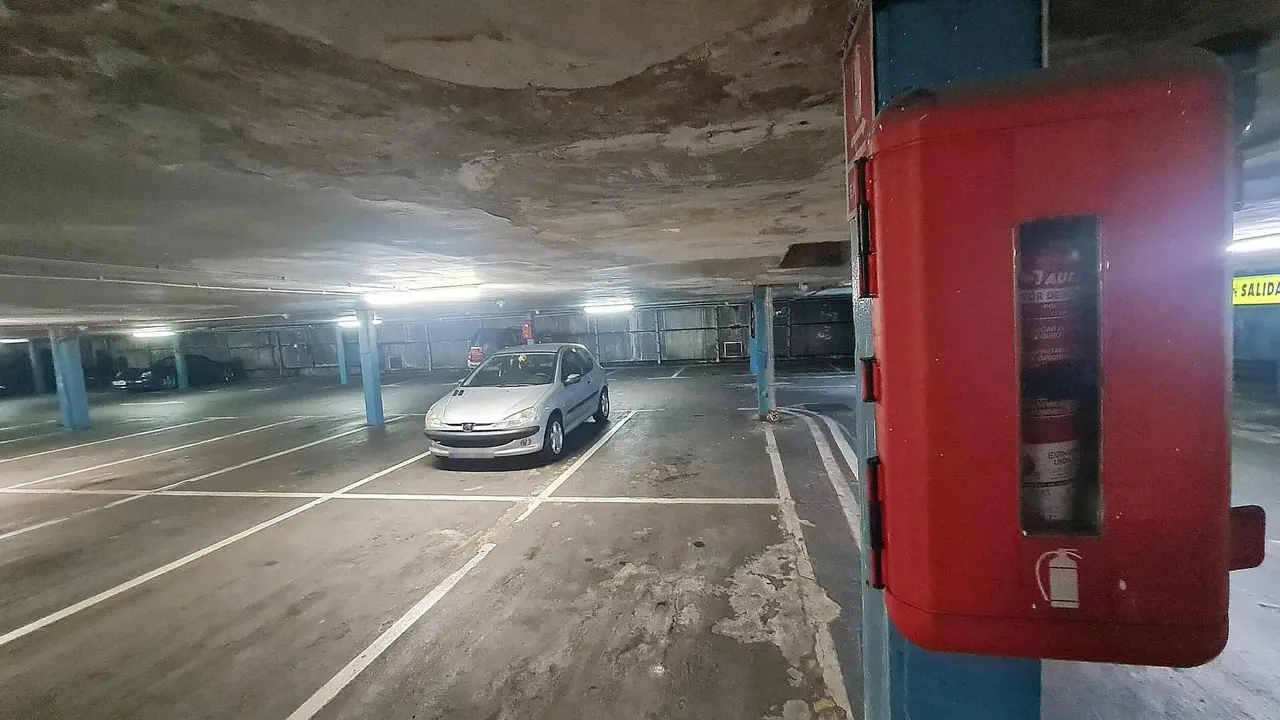Imagen del deteriorado aspecto que presenta el aparcamiento de San Marcelo en sus instalaciones.