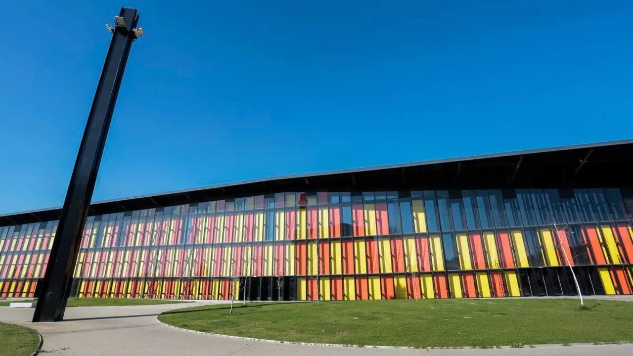 El Palacio de Exposiciones de León, obra de Dominque Perrault, y su gran cúpula fotovoltaica, que este viernes se ha enchufado a la red. Foto: Campillo