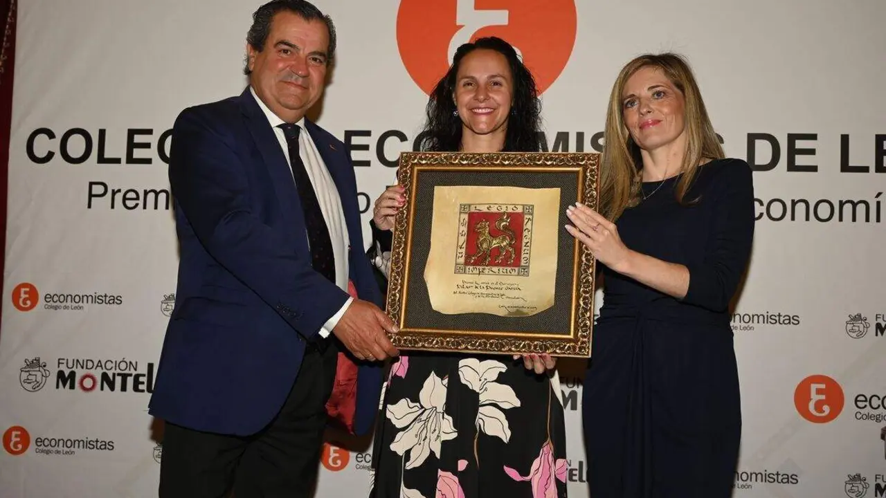 El XI Premio Leonés en el Extranjero, organizado por el Colegio de Economistas de León y la Fundación Monteleón, fue entregado a la bióloga leonesa Pilar de la Puente García por su destacado trabajo en investigación contra el cáncer, su labor como profesora en la Universidad de Dakota del Sur y su emprendimiento en el sector biotecnológico. Foto: Peio García