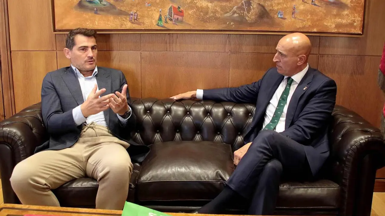 El alcalde de León, José Antonio Diez, y el exportero Iker Casillas ofrecen una rueda de prensa sobre la participación del deportista en la IX edición del Foro Internacional de Deporte, FID, Ciudad de León