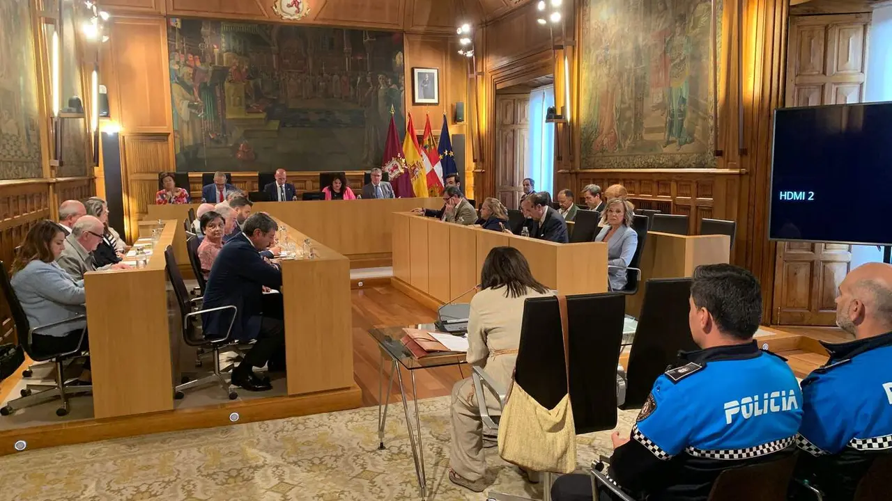 Imagen del pleno municipal celebrado este viernes en la Diputación de León por las obras que se realizan en San Marcelo. Foto: A.F. Reca