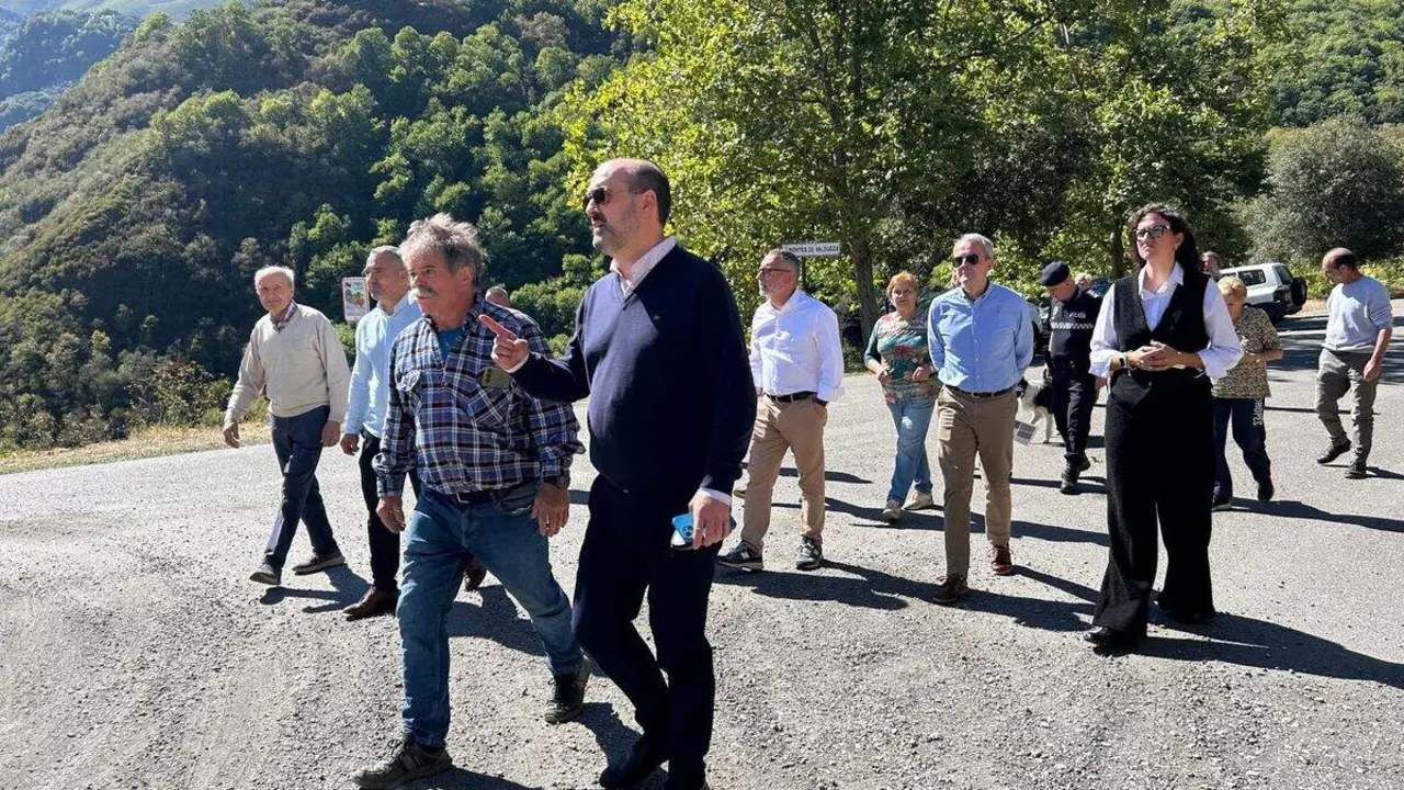 Marco Morala durante su visita a Montes de Valdueza.
