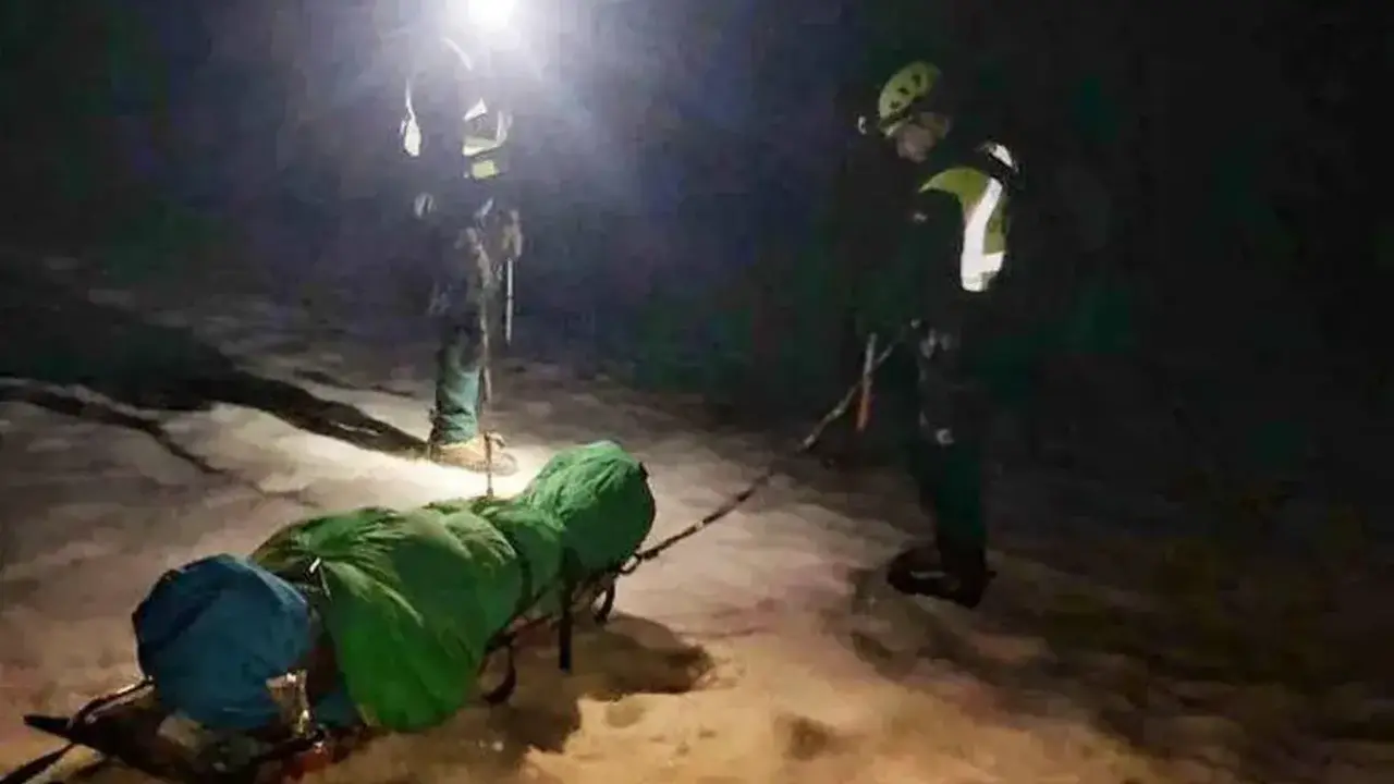 Efectivos del Greim durante el rescate del cuerpo de un montañero fallecido.