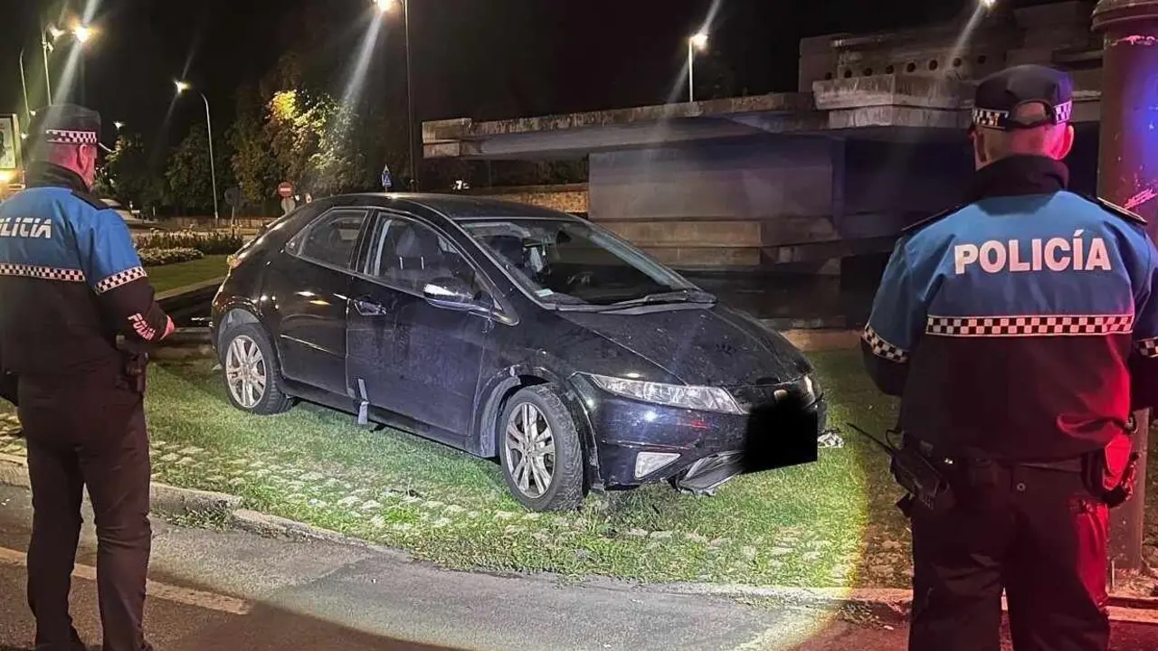 Imagen del vehículo tras colarse en la fuente de Carlos Pinilla.