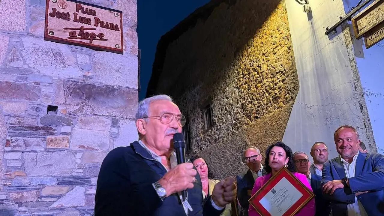 José Luis Prada recibe el título de Hijo Predilecto de Cacabelos en un emotivo homenaje. La plaza de abastos pasa a llevar el nombre del empresario berciano, que se mostró emocionado ante un reconocimiento unánime de sus vecinos y autoridades.