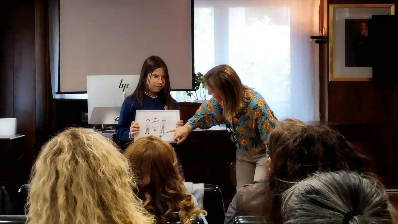 Noa García ha recibido el galardón de manos de Montserrat Ávila Escribano, presidenta del Colegio Oficial de Farmacéuticos de León.