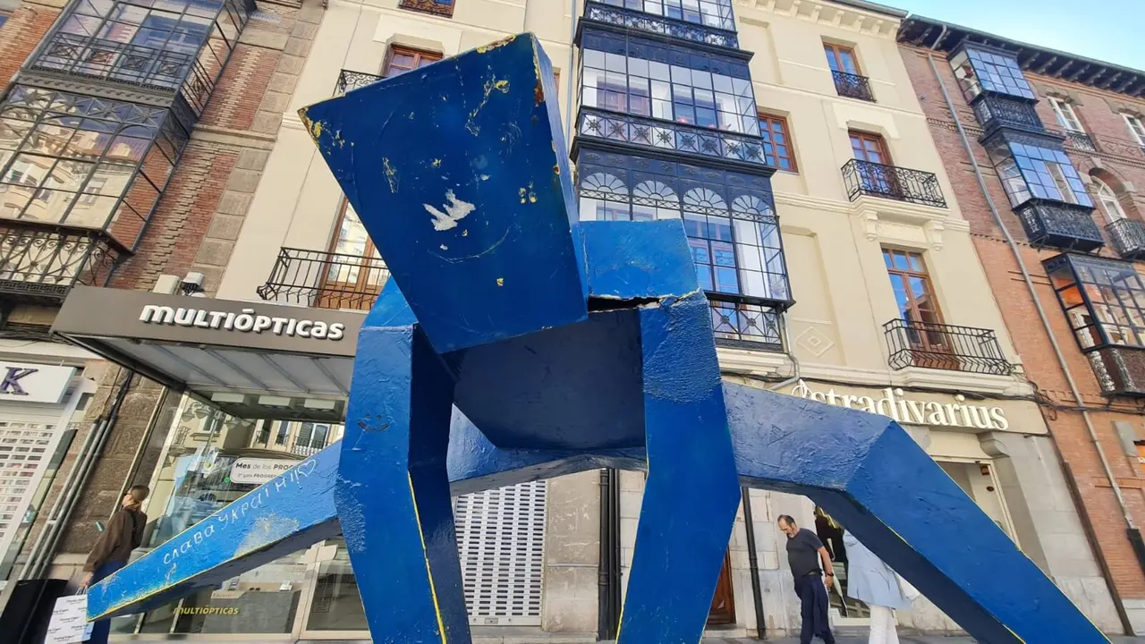 El escultor Javier Robles denuncia el vandalismo contra su obra "Saltando el burro" en Ordoño II. La pieza, cedida al Ayuntamiento de León y concebida como protesta contra la invasión de Ucrania, ha aparecido dañada.
