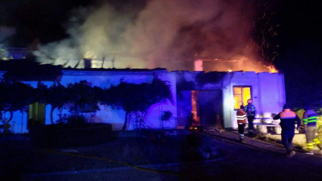 Incendio de madrugada en la localidad berciana de Toreno. Foto: Speis Ponferrada