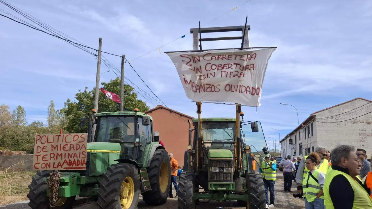 Vecinos de Gradefes (León) se manifiestan para reclamar a la Junta el arreglo de la carretera LE-213