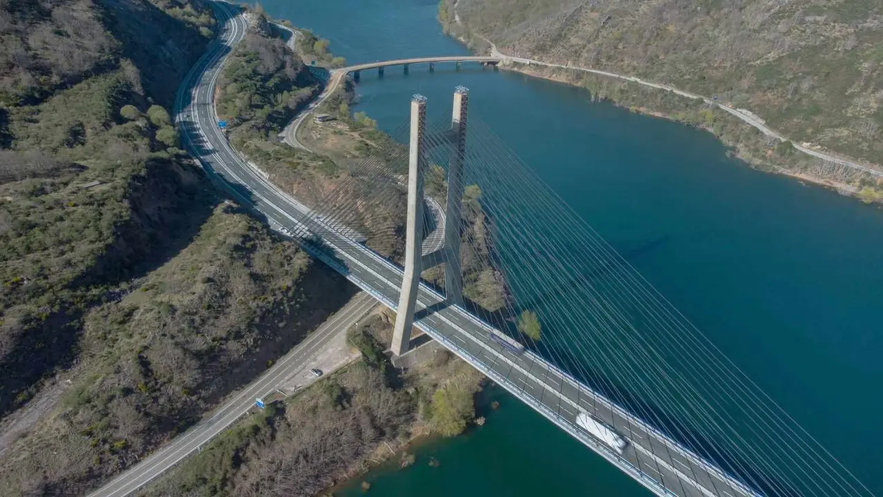 Imagen de la autopista del Huerna a su paso por el puente de Barrios de Luna.
