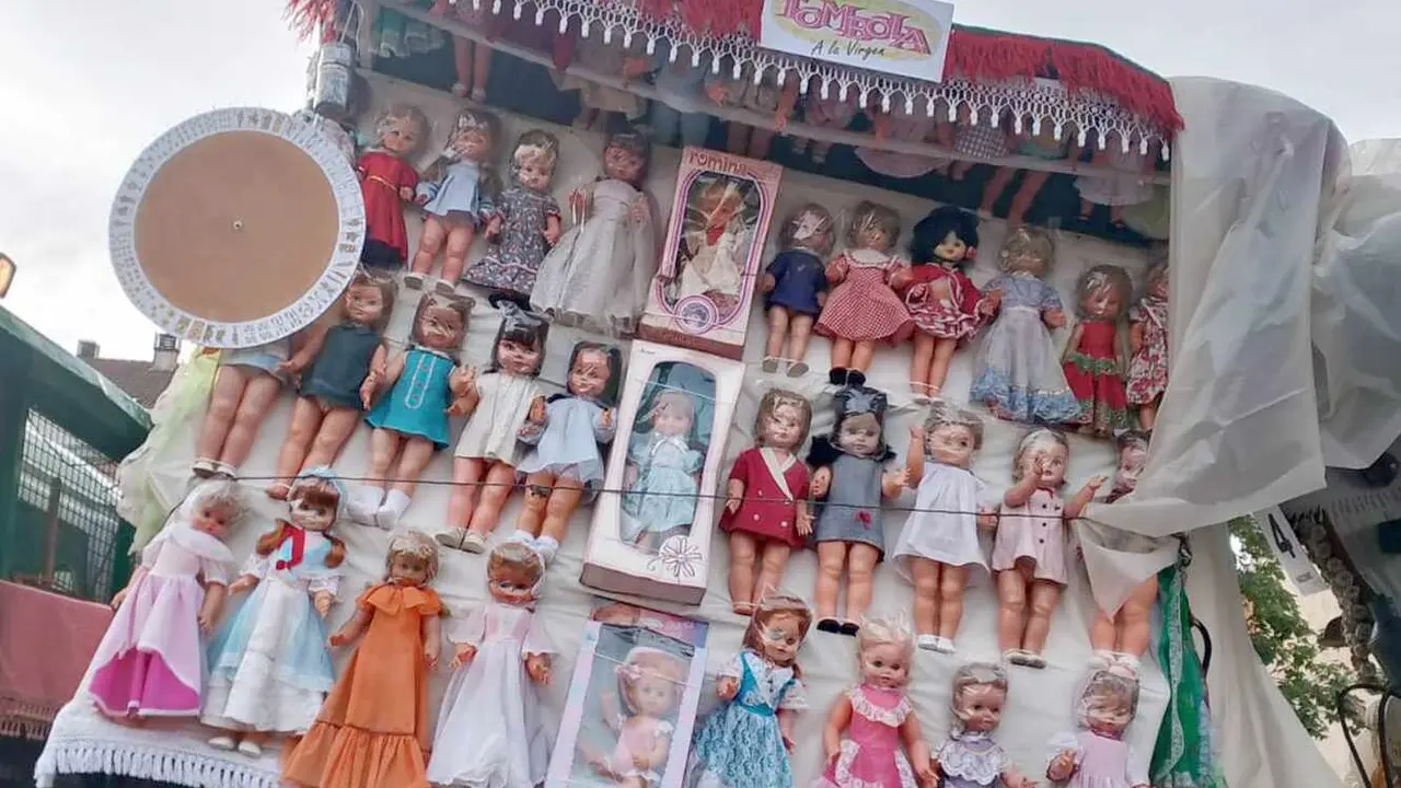 El 'carrotómbola', el carro engalanado que rompe toda la tradición y sorprende a los leoneses 

Castañuelas, Nancys, palillos con premios, 'sevillanas bailadoras'... es el carro que ha decidido romper con todo lo visto hasta el momento y llega de Puente Castro.