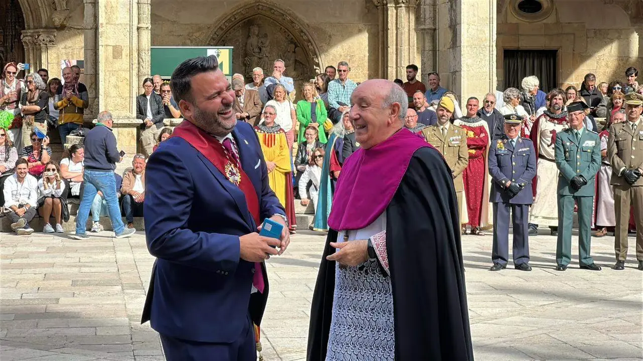 El Claustro de la Catedral ha sido un año más el escenario de la ceremonia del Foro u Oferta de Las Cantaderas, con la participación de la Corporación Municipal encabezada por el alcalde, José Antonio Diez. Este año, el concejal Jon Fernández ejerció como síndico municipal, mientras que el Cabildo Catedralicio estuvo representado por Mario González. Foto: Ayto de León