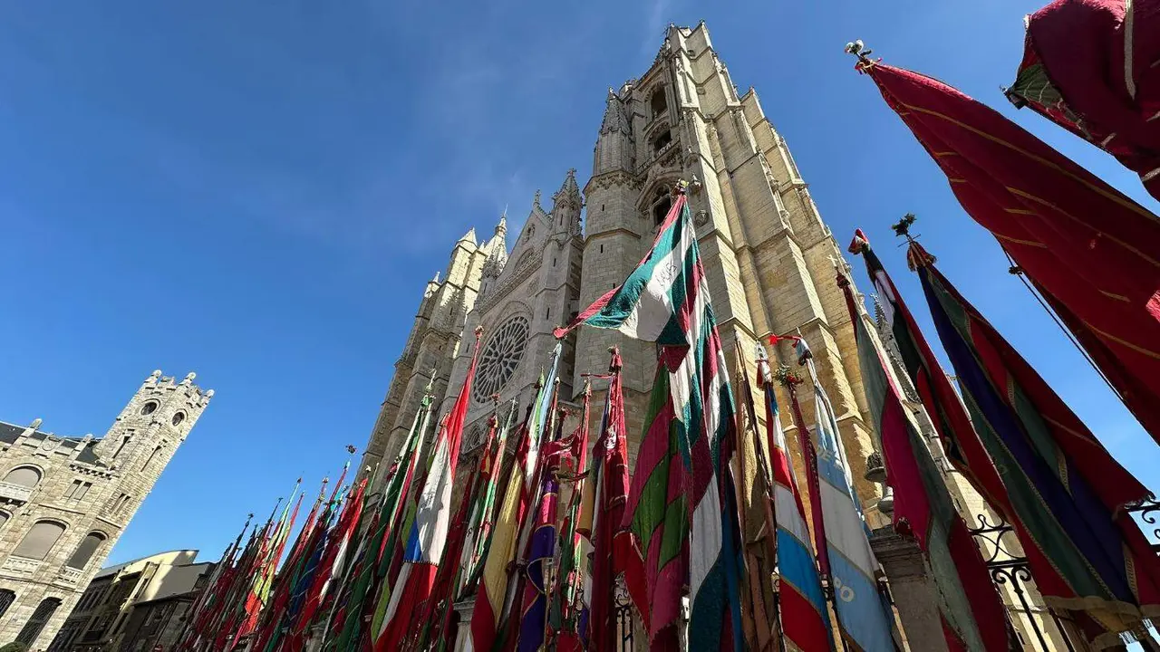 El Desfile de Pendones Concejiles de León reúne a 357 varas en representación de más de 230 pueblos. Foto: Ayto León