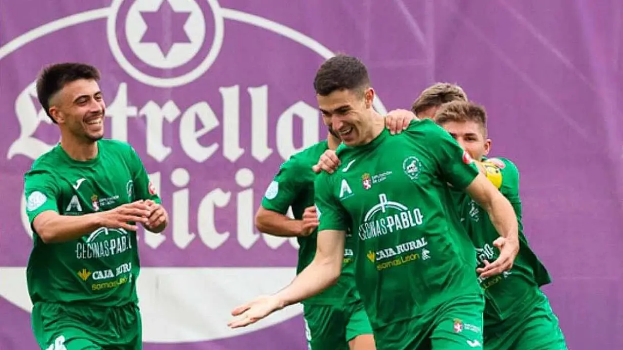 Los jugadores del Atlético Astorga celebran uno de sus goles ante el Valladolid Promesas.
