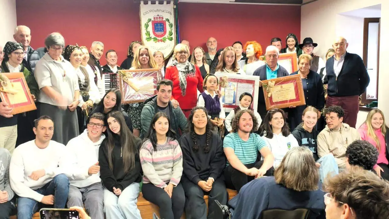 Murias de Paredes fue escenario de una singular y emotiva jornada de convivencia intergeneracional que reunió a jóvenes universitarios y a los mayores residentes en el municipio.
