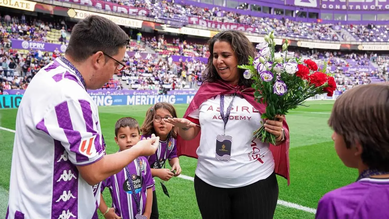 Una pedida de mano une a Valladolid y León en pleno derbi. Iván, abonado blanquivioleta, pidió matrimonio a Lorena, aficionada culturalista, antes del inicio del partido en Zorrilla
Rivalidad histórica, pero con respeto.