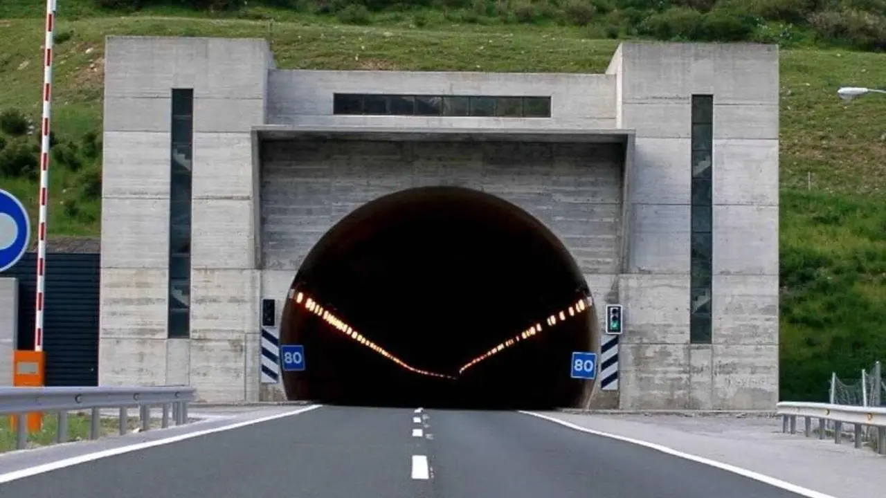 Túnel de El Negrón, en la AP-66 que une Asturias y León.