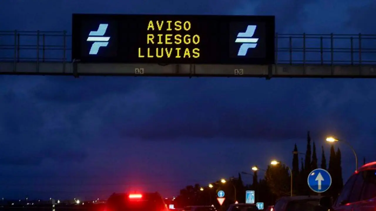 Paneles informativos de Tráfico informando del riesgo en las carreteras.