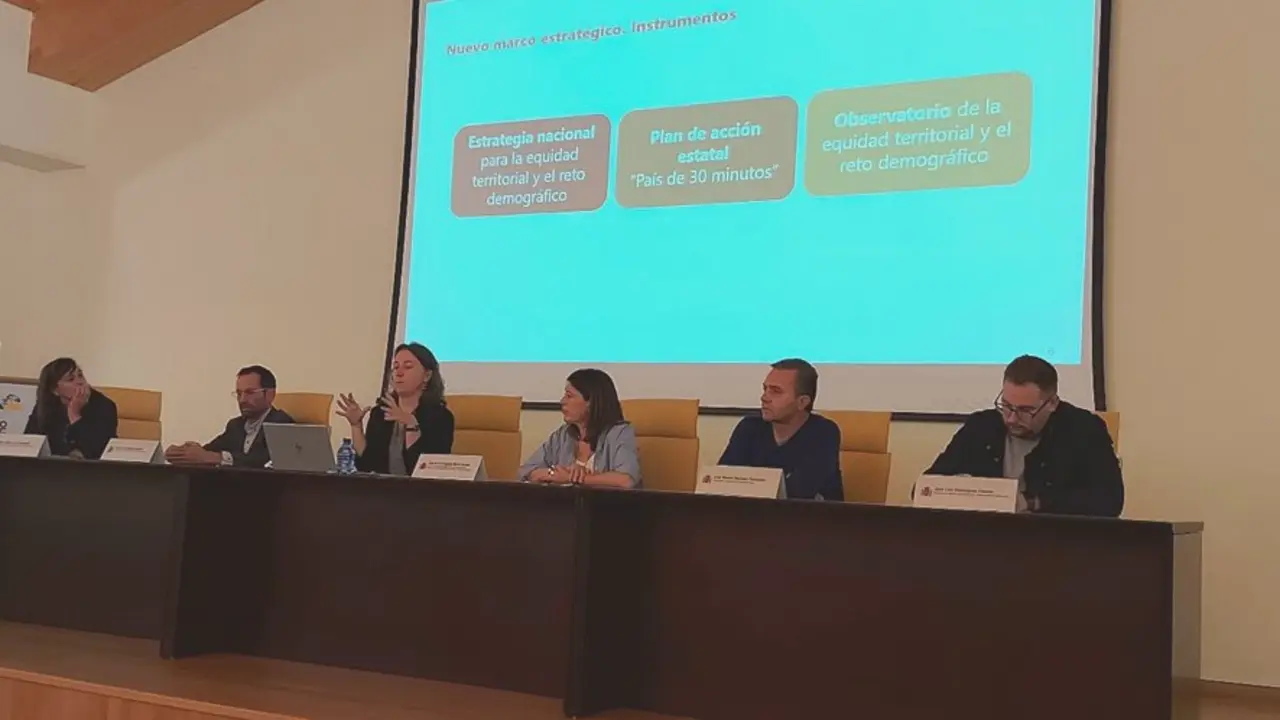 El panel de las jornada durante la intervención de Ana de los Ángeles Marín Andreu, Directora General de Políticas Contra la Despoblación.