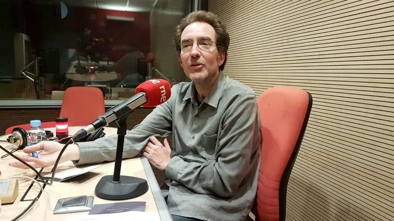 Mariano Peyrou, durante una entrevista en Radio Nacional de España.
