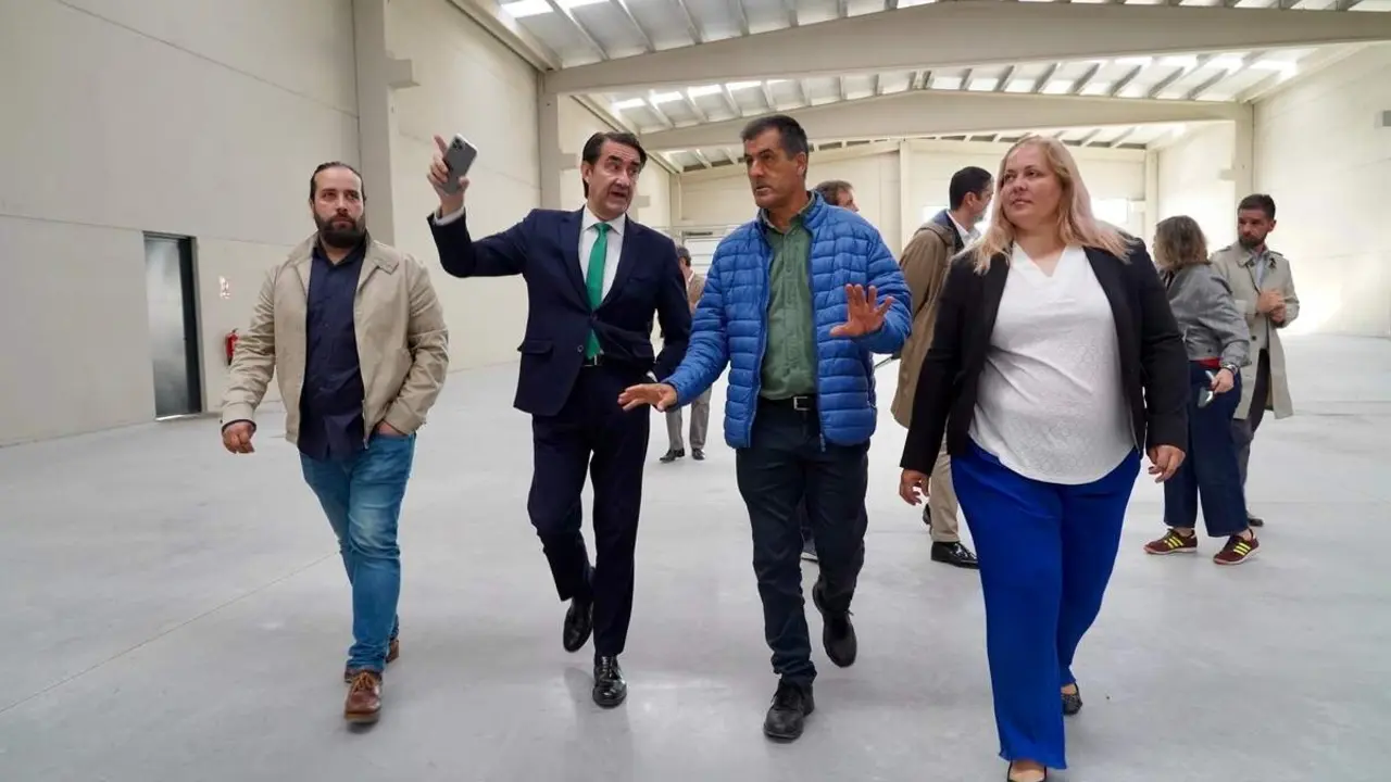 El consejero de Medio Ambiente, Vivienda y Ordenación del Territorio, Juan Carlos Suárez-Quiñones, visita las naves logísticas promovidas por la Junta en el polígono de Villadangos del Páramo. Foto: Campillo.