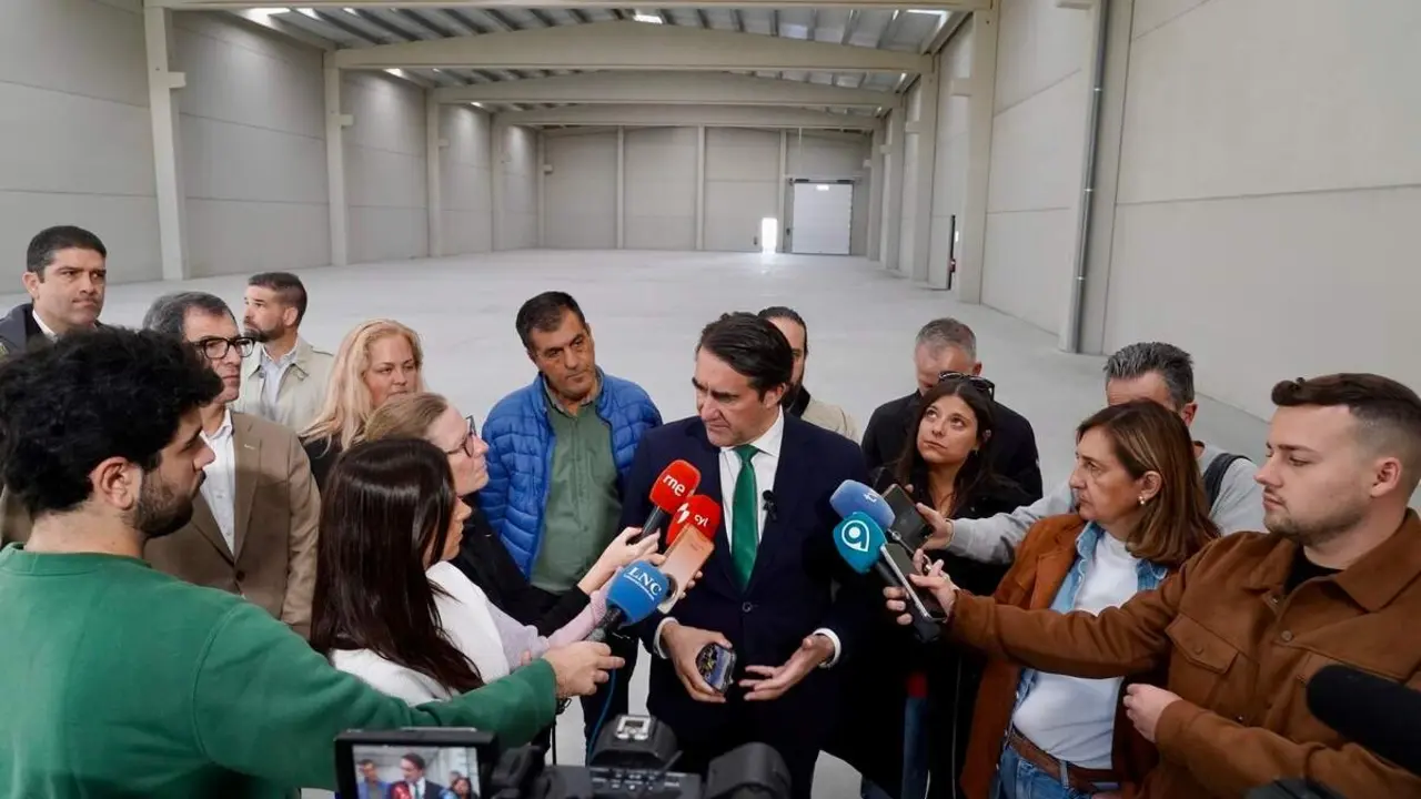 El consejero de Medio Ambiente, Vivienda y Ordenación del Territorio, Juan Carlos Suárez-Quiñones, visita las naves logísticas promovidas por la Junta en el polígono de Villadangos del Páramo