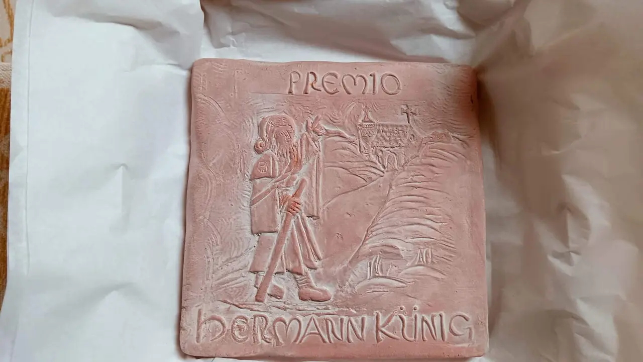 Placa de terraconta del premio de Hospitalidad Hermann Künig.