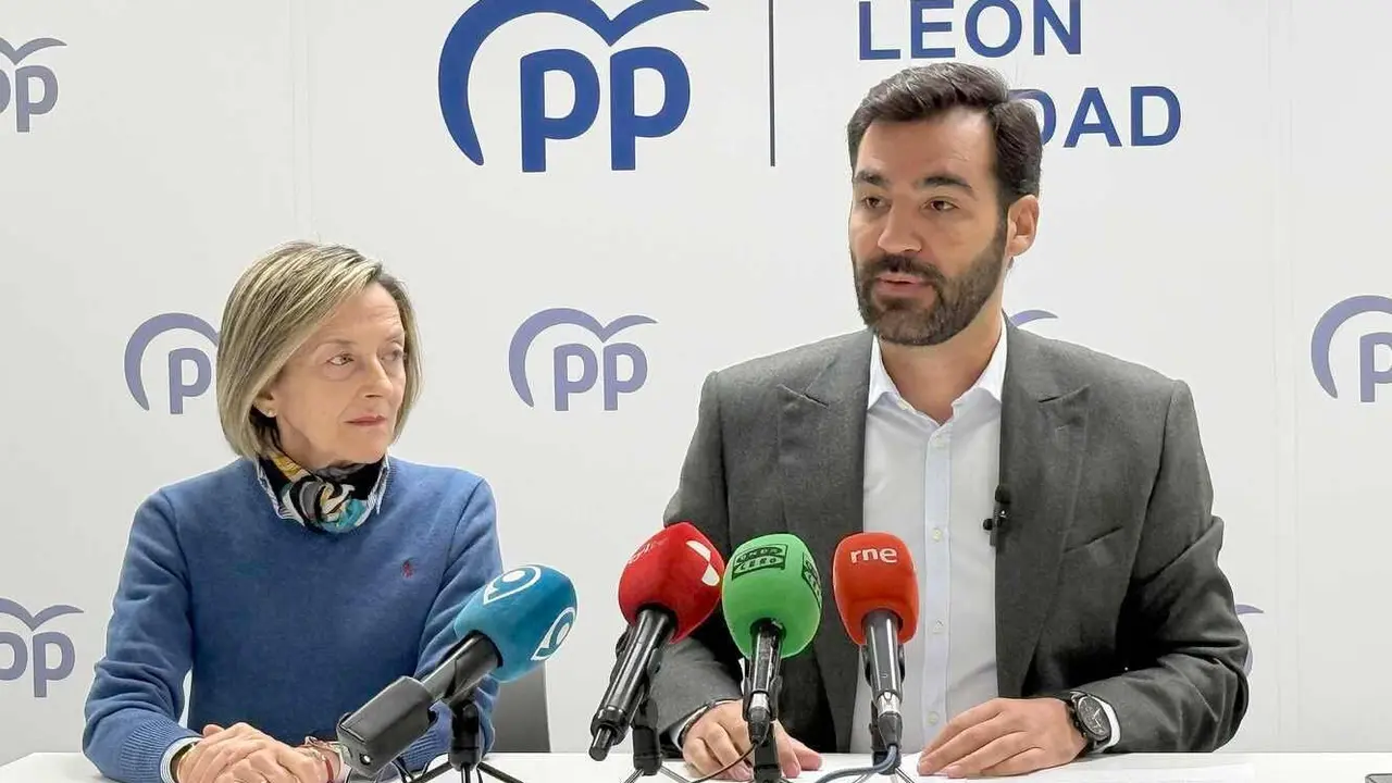 El portavoz del Grupo Municipal del Partido Popular en León, David Fernández, acompañado por la concejala Ana Franco, ha denunciado este lunes el estado de los colegios públicos de titularidad municipal.