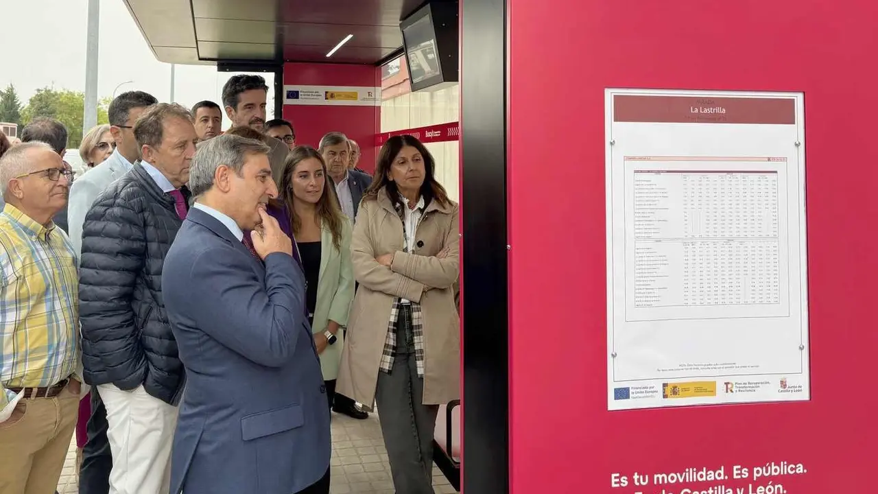 El consejero, comprobando el funcionamiento de las nuevas rutas que habilita el transporte público y gratuito en la Comunidad.