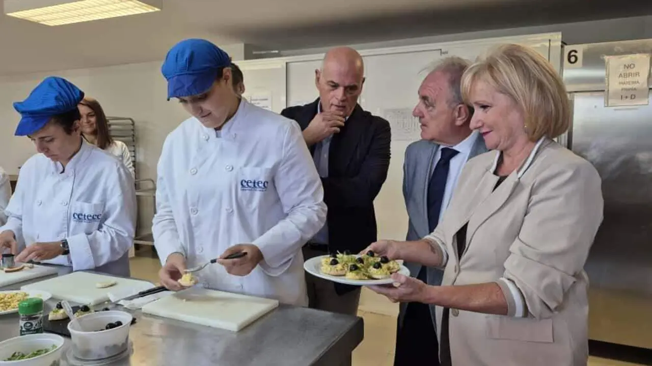 La consejera de Industria, Comercio y Empleo, Leticia García, visita el programa de formación y empleo ''El valor del oficio tradicional: panaderos artesanos 4.1'', de la Fundación Centro Tecnológico de Cereales de Castilla y León.
