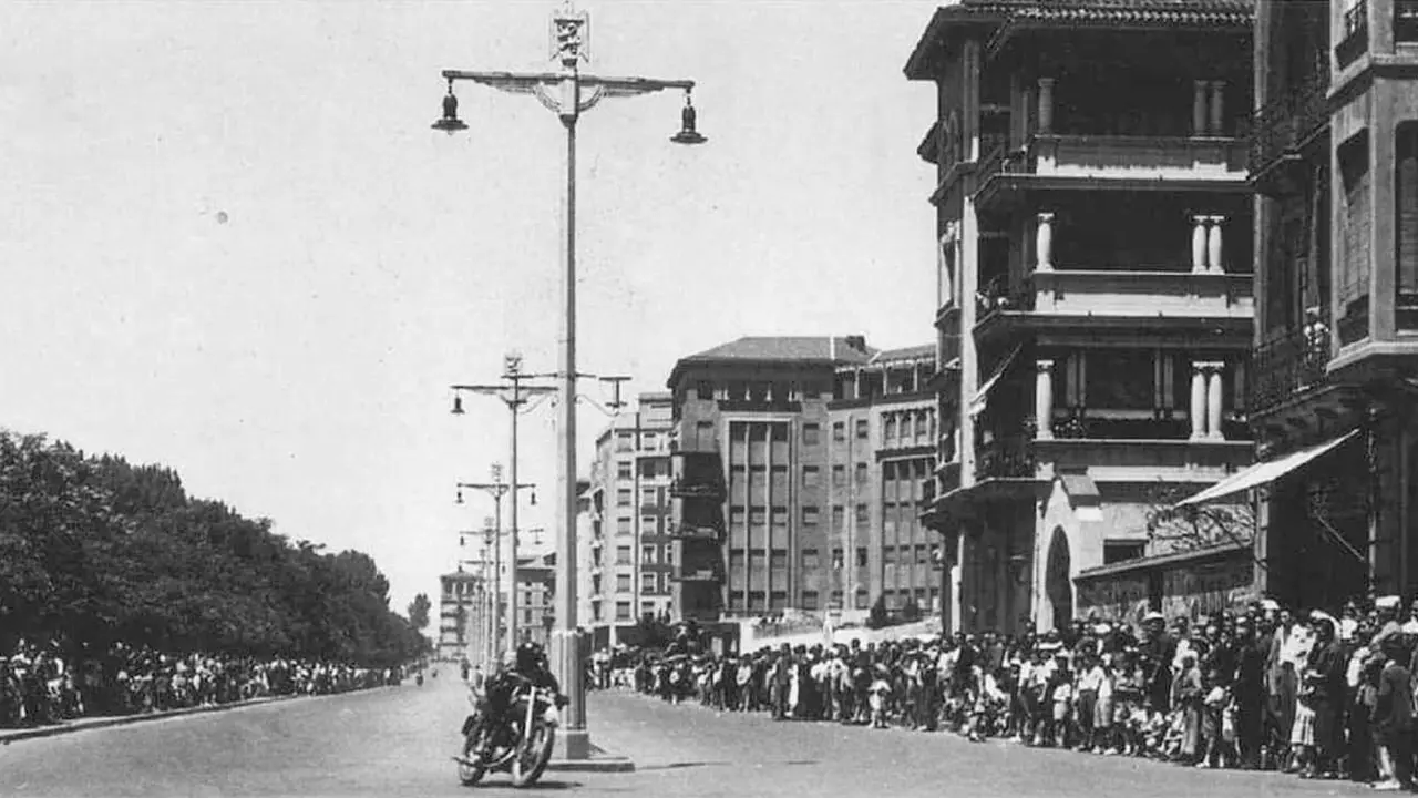 Imagen del circuito en la Condesa de Sagasta en 1960 con miles de aficionados presenciando el paso de las motos.